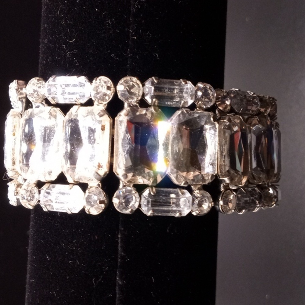 Clear Crystal Stretch Bracelet - Elegant Women's Statement Jewelry